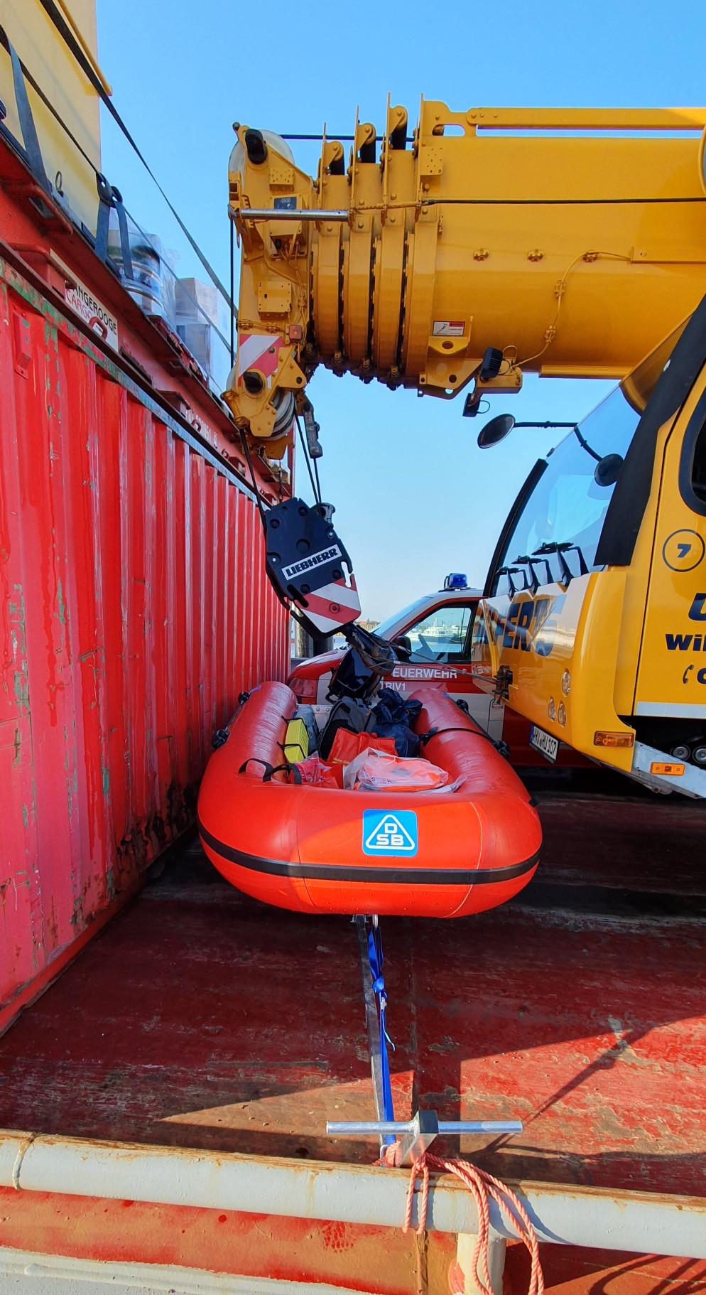 28032025 Boot auf dem Frachtschiff, gute Logistik von Firma Warrings!