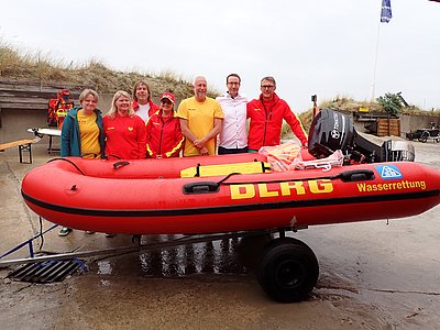 DLRG Wangerooge Vorstand hinter dem Boot