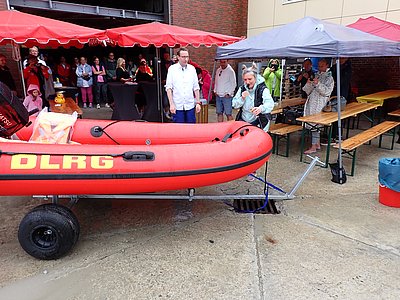 Bootstaufe mit einem Glas Sekt